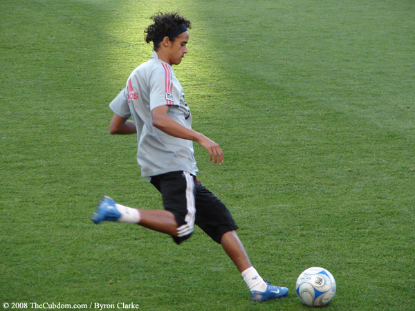 Calen Carr shoots during warm-ups
