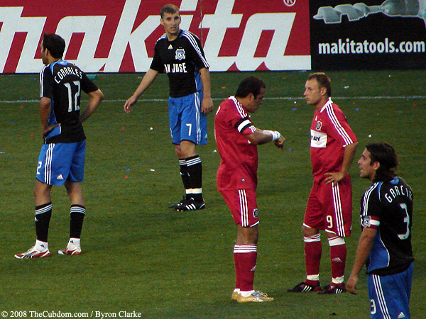 Cuauhtemoc Blanco talks with Tomasz Frankowski