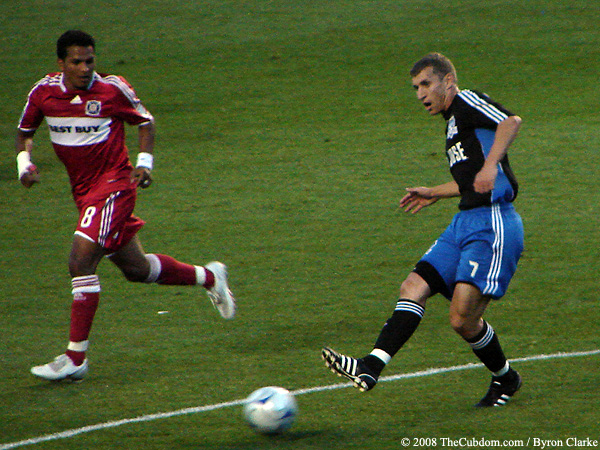 Diego Gutierrez marks Ronnie O'Brien